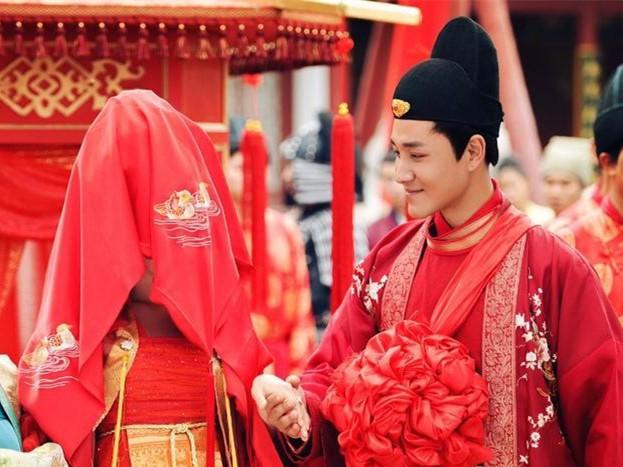 小說紅樓 初刻拍案驚奇：新郎看一眼新娘就逃跑，岳父大怒，當眾重新選婿