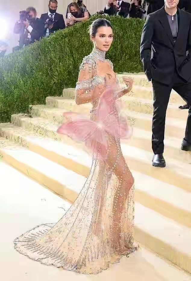 时尚风行派|卡戴珊姐妹合影成名场面！肯豆穿水钻裙美成仙女，看见姐姐不敢认