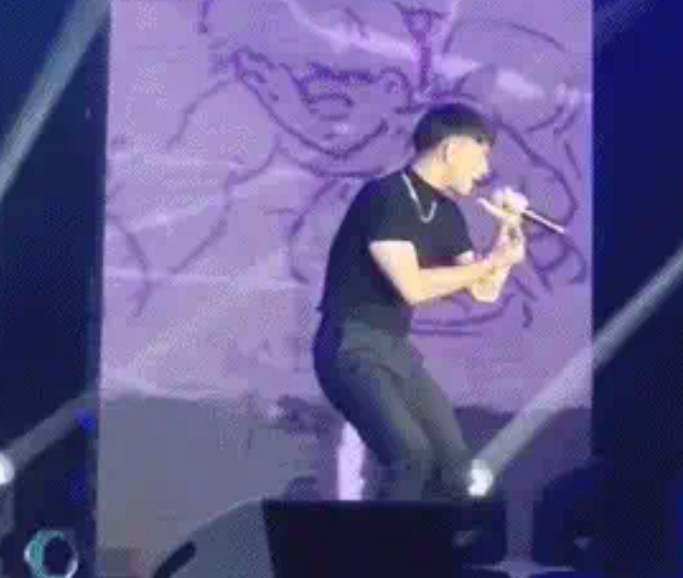 彭义程|童星阿尔法近照显憔悴!胡子拉碴黑眼圈突出,一头植发被嘲太假