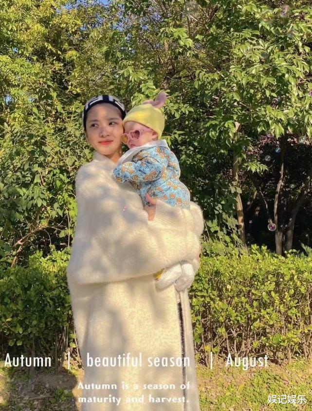 王鸥|王灿带女儿去探班，首晒小蛋饺无遮挡正脸照，奶乎乎的超可爱