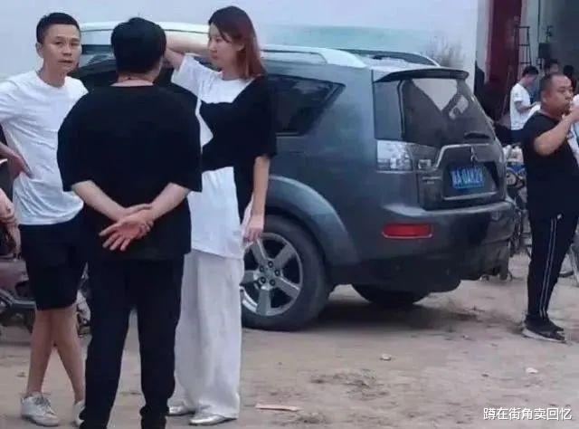 王宝强|王宝强再婚冲上热搜，新女友身份曝光，网友炸了：怎么是她？