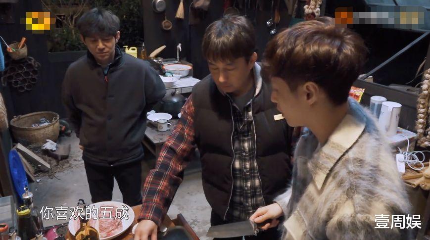 向华强|《向往的生活5》杨紫跟张艺兴一起种树，两人竟穿情侣睡衣泡脚？