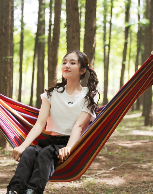 针织衫|双马尾的李兰迪很甜美，穿蓝绿色针织衫配高腰裤，简约不失初恋感