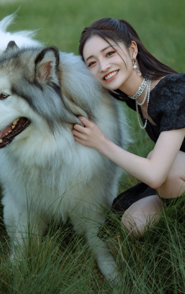 周洁琼|为了更显白，周洁琼像把整罐粉底扑脸上？白过头显得更没气色！