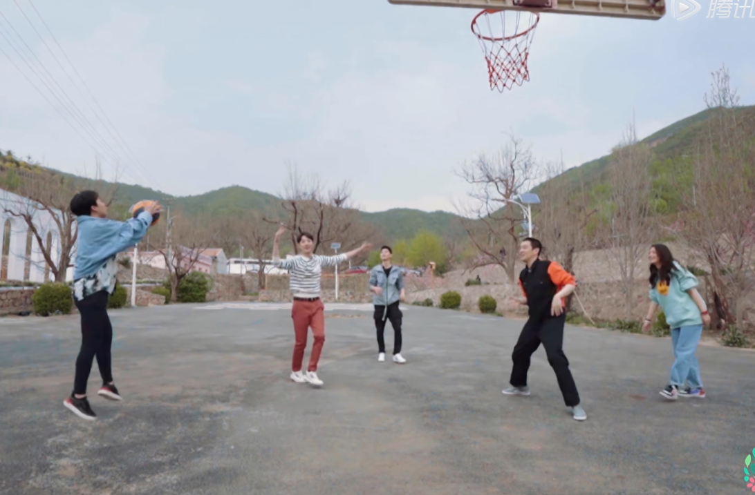 郭麒麟|郭麒麟的家教绝了！打球被张翰伤到脚疼出猪叫声，开口一句话真涨粉