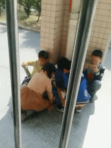 阿庄星座屋|“新来的女同事请我去她家里玩，她是不是喜欢上我了？”哈哈哈哈