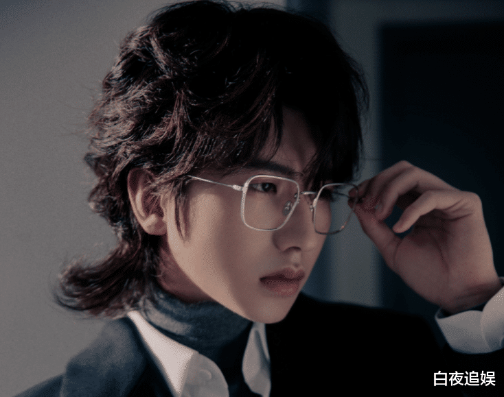 蔡徐坤|蔡徐坤真人颜值高不高？露脸品牌直播，无修镜头下的脸蛋真实了