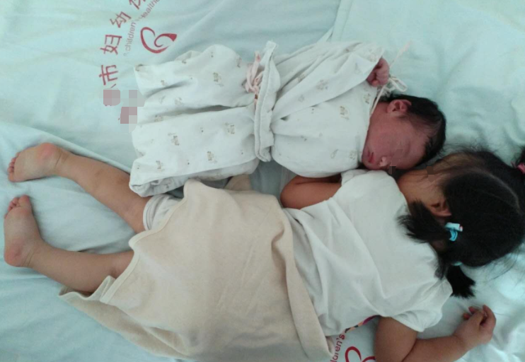 糖果的妈妈|趁着头胎还小抓紧生二胎？“一起带大”并不轻松，许多夫妻没想到