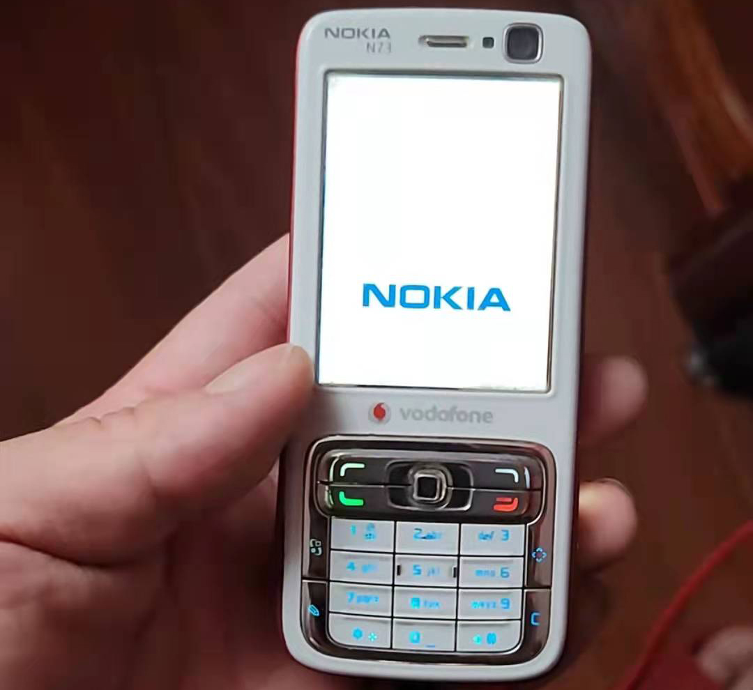 十年前3000元买的诺基亚N73，如今沦为30元的电子垃圾