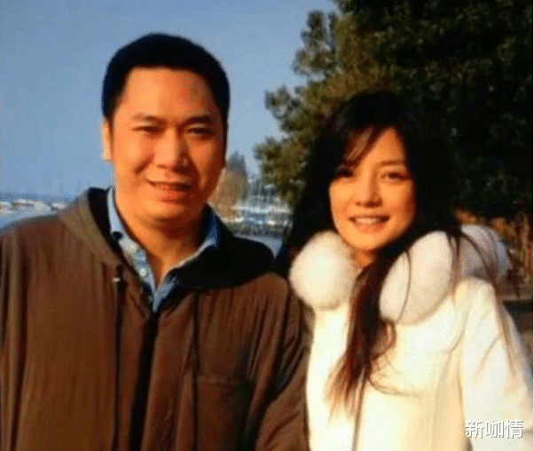 新咖情 一个深夜买醉，一个不见踪迹，赵薇夫妻就算没离婚也形同陌路了吧