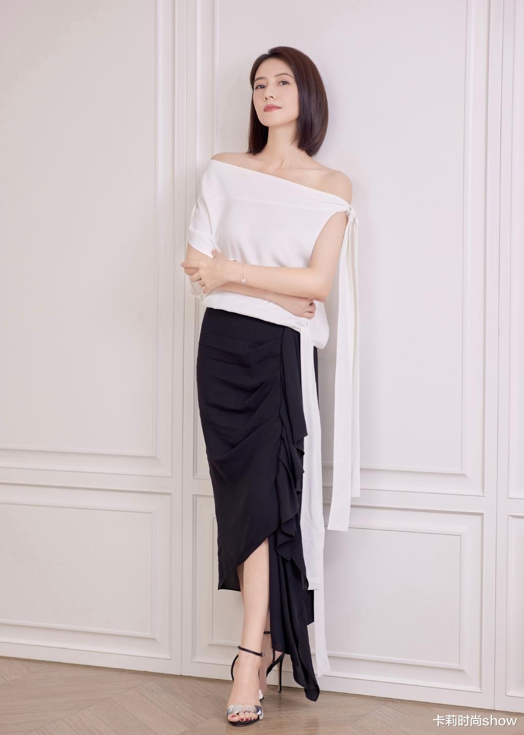 卡莉时尚show|高圆圆气质果然不一般,穿极简黑白都满满高级感,44岁还是真女神