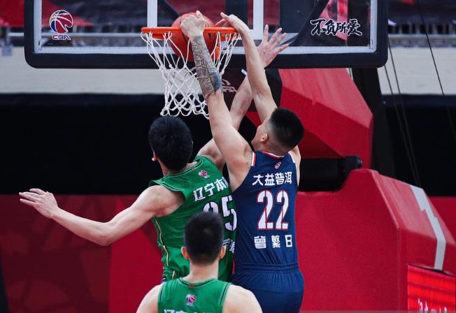 廣東男籃|11連勝登頂！廣東隊(duì)獲勝之夜，杜鋒扶起球隊(duì)功臣，徐杰暗淡無光