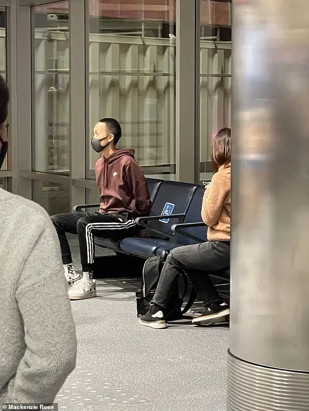 丢人!头等舱亚裔男暴打空姐,航班紧急迫降!乘客怒:不戴口罩,还打女人