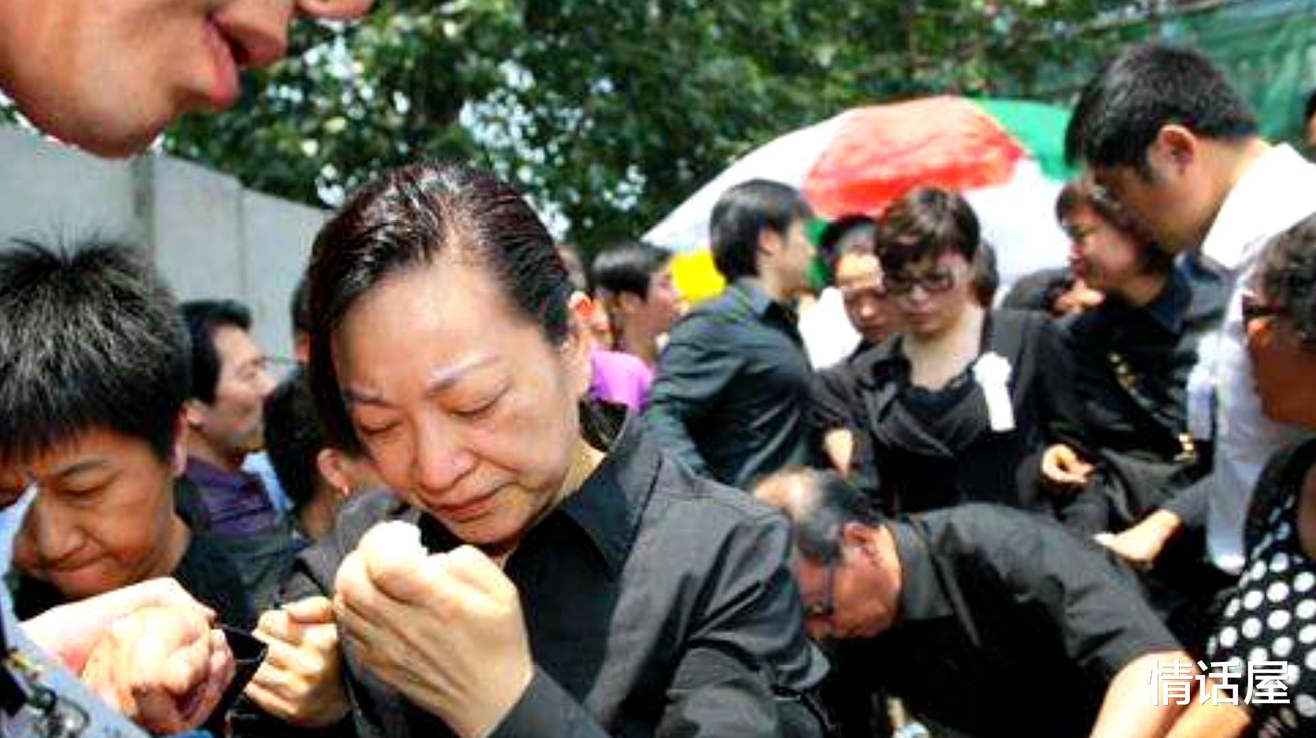 罗京|罗京离世12年母亲仍不知情，墓碑频频出“怪相”，背后有何隐情？