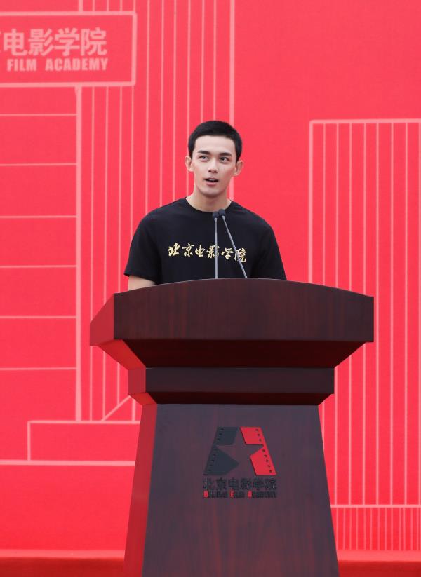 爸妈精读|同是开学典礼，胡歌：我不是好的学习榜样，吴磊：我们就是未来！