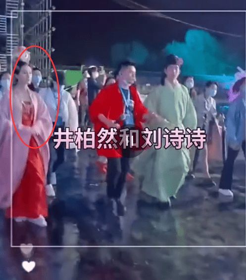 时尚风行派|刘诗诗亮相央视中秋晚会！久违扮古装太惊艳，仪态端庄气质真出众