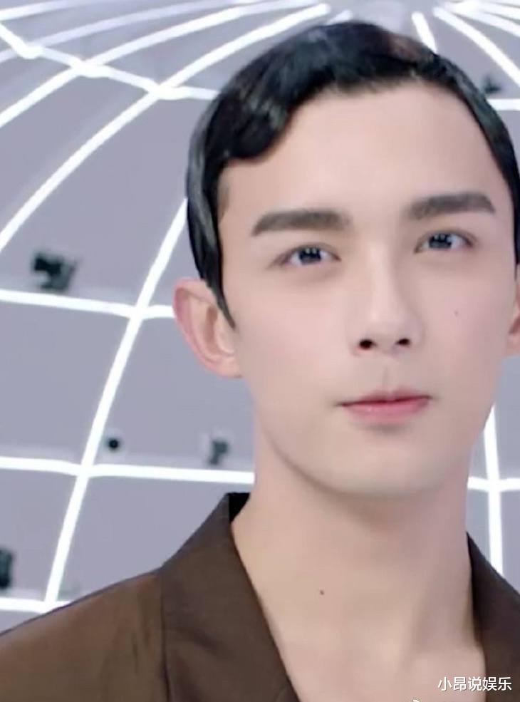 吴磊|21岁的吴磊也油了？代言美妆产品被嘲太丑，粉丝都不敢正眼看