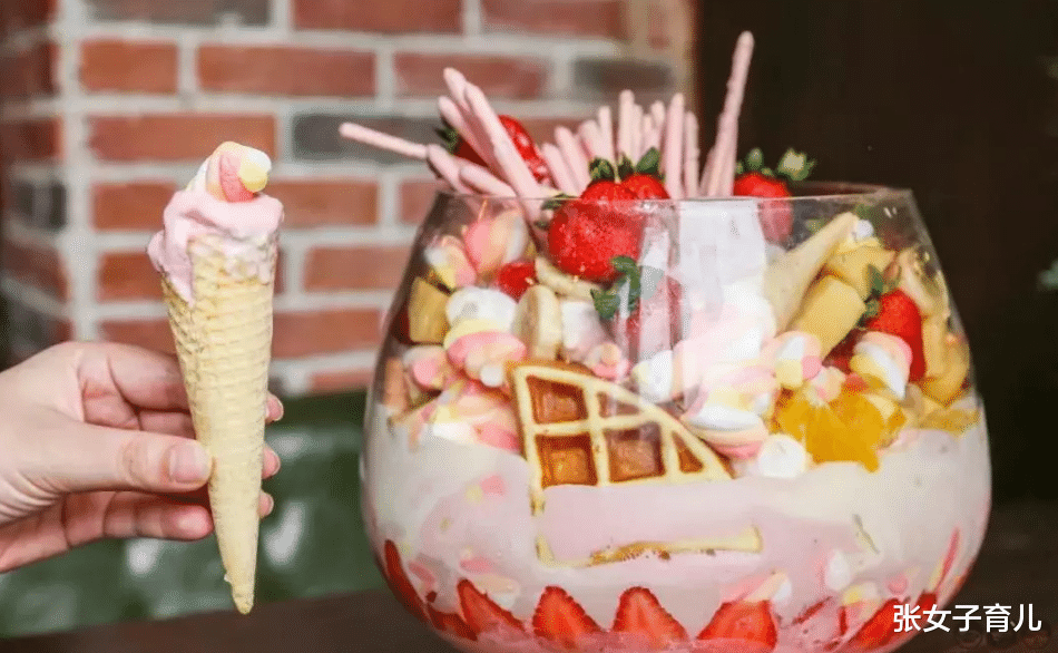 张女子育儿|“熊孩子”在5楼窗户上玩耍,这样的孩子估计只有容嬷嬷治得了吧