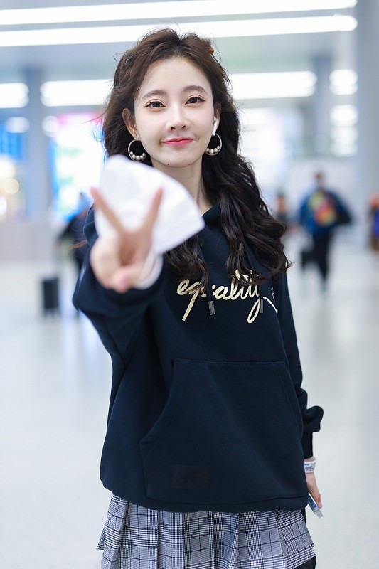 穿衣搭配|冯提莫的身高好“加分”,甜系穿搭真适合小个子女性,甜美减龄