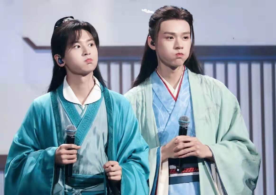 张哲瀚|张哲瀚疑似绯闻女友曝光,两人合照亲密程度太高,浪浪钉塌房了?