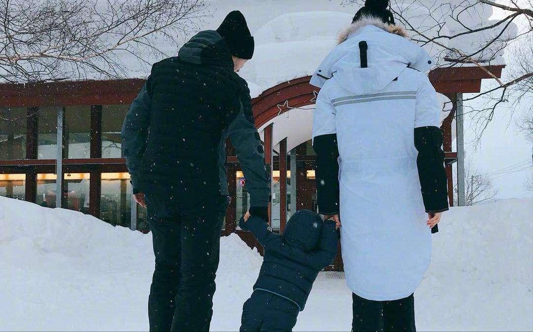 锦鲤祝福 杨颖再被偶遇独自带娃，4岁小海绵已有妈妈齐腰高，又不见黄晓明