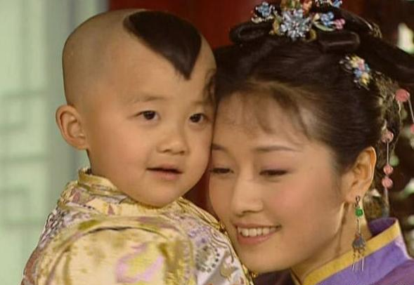 贾云哲|“紫薇儿子”已23岁，靠注射激素身高1米6，童颜依旧成潘长江第二