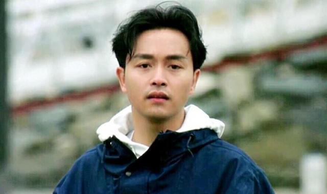 lisa|唐鹤德晒与张国荣圣诞旧照，二人穿西装笔挺帅气，绅士范十足