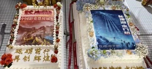 刘学义|《长津湖之水门桥》开机，易烊千玺手捧鲜花，吴京带妆切蛋糕