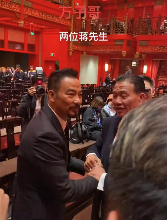 万梓良|万梓良任达华罕见同框！前者热情握手不愿放，后者被指懒搭理对方