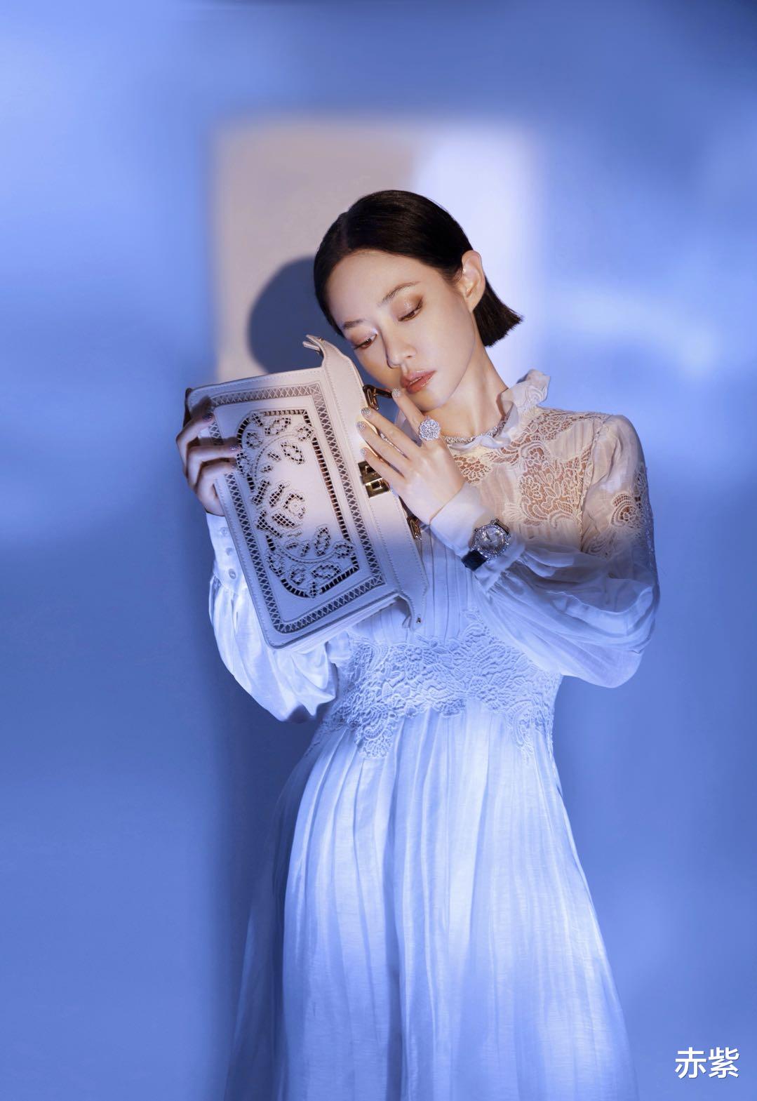 赤紫|礼服学谭卓穿连衣裙，桶型设计加蕾丝才更时髦显瘦