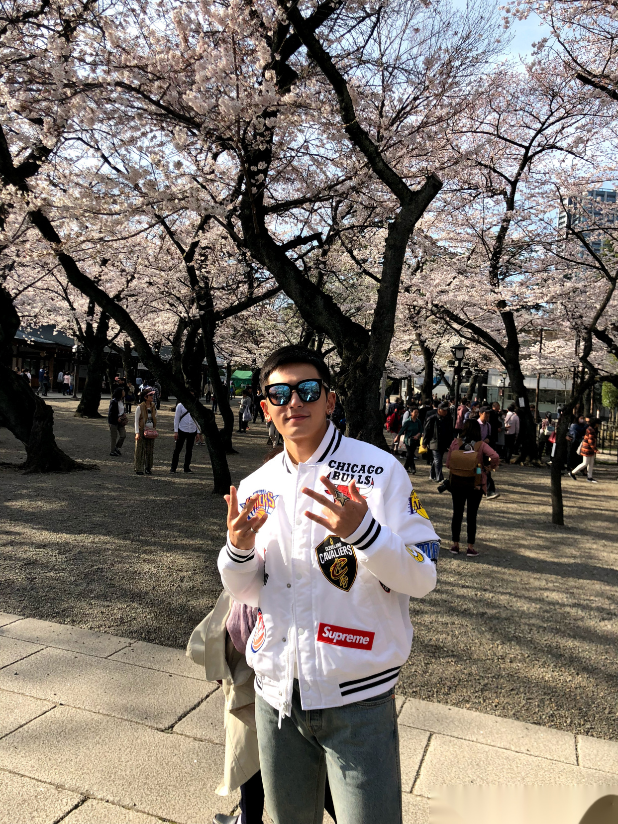 张哲瀚|在靖国神社笑容灿烂，发东京银座照片配字“回到祖国”，张哲瀚不凉？