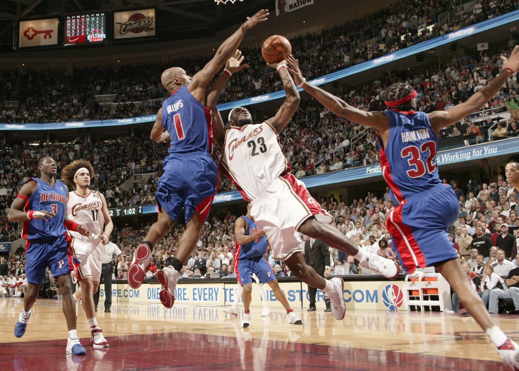 活塞队|为什么当年湖人F4都打不过的活塞五虎，却被年仅22岁的詹姆斯打爆？