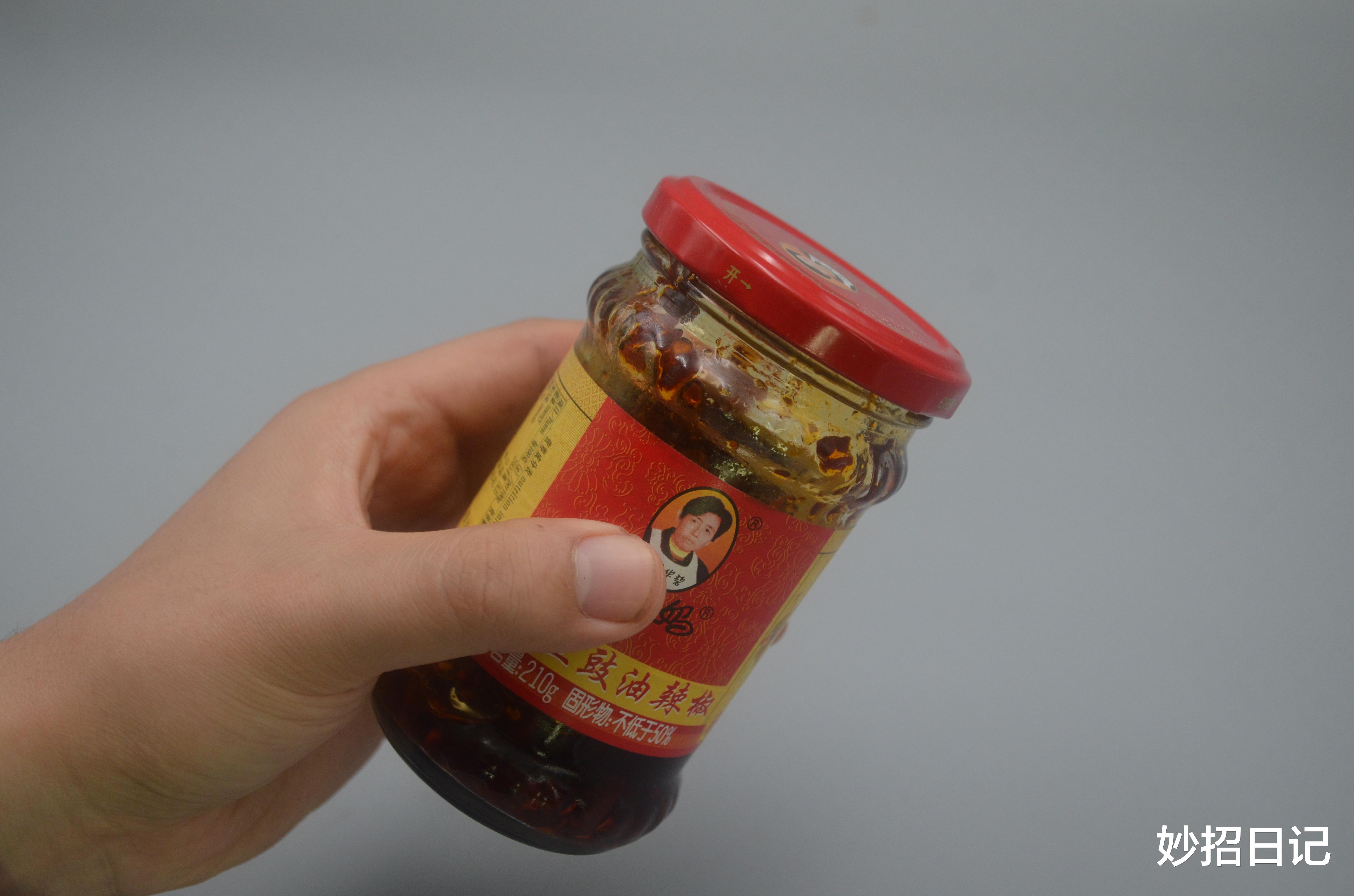 原来罐头瓶上有个小机关，轻轻一拧就开，我也是刚知道，涨知识了