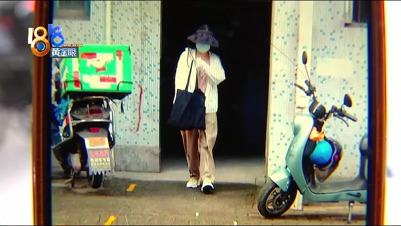 车子两道划痕,监控拍下女子