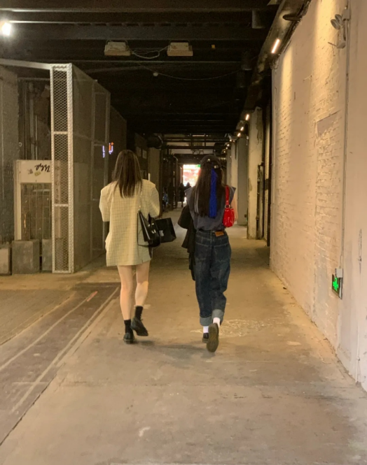 BiuFashion|杨幂在路人镜头下也时尚,牛仔裤配飞袖上衣看展,挑染发色挺抢镜