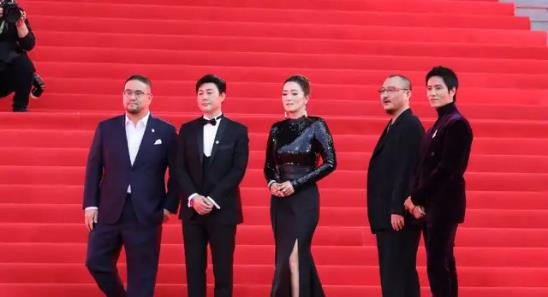 杨幂|北影节的红毯造型巩俐霸气，佟丽娅璀璨美艳，baby踩恨天高抢镜