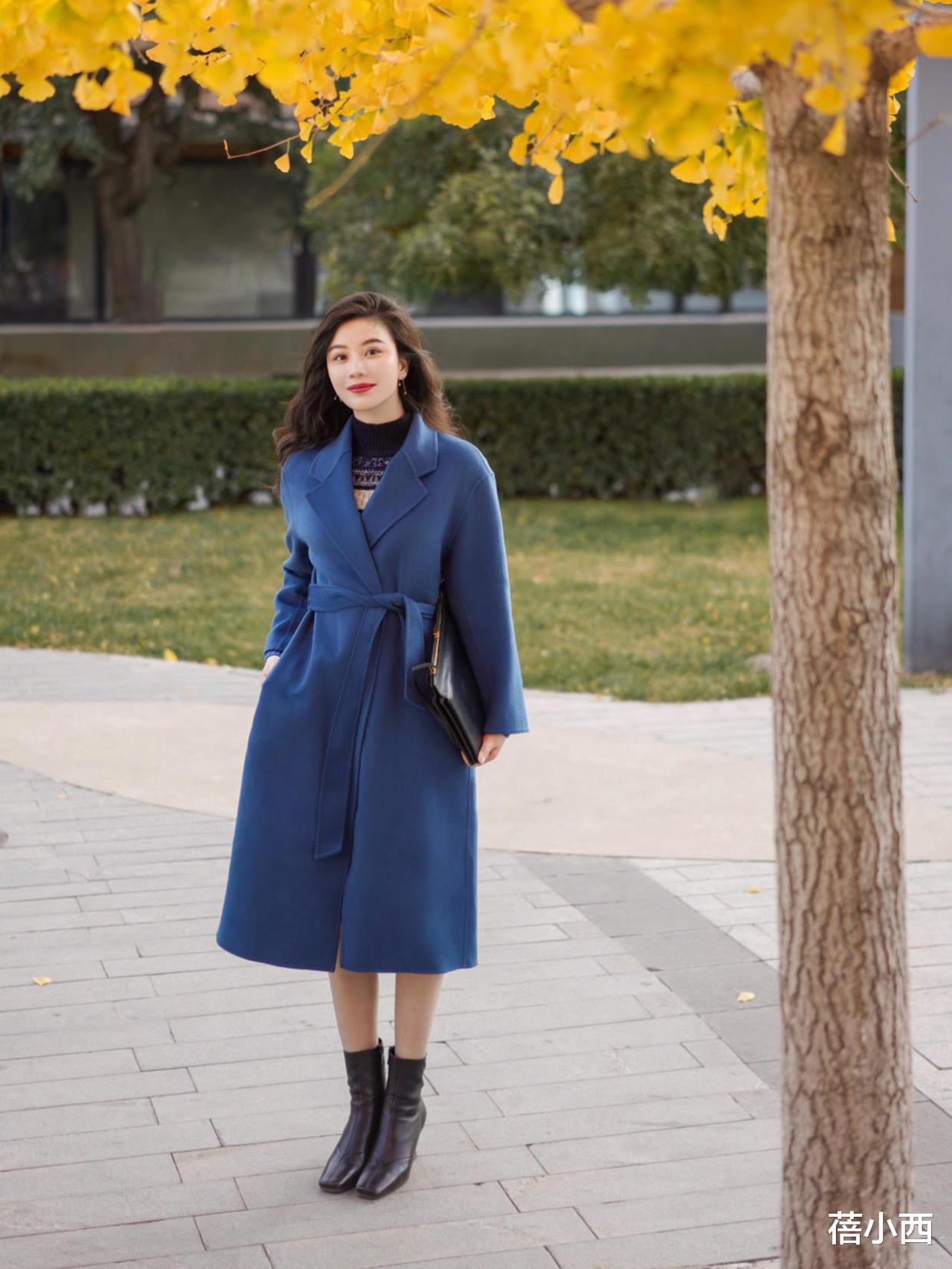 蓓小西 冬季穿这5个“神仙色大衣”真香，搭配牛仔裤、半身裙高级显气质