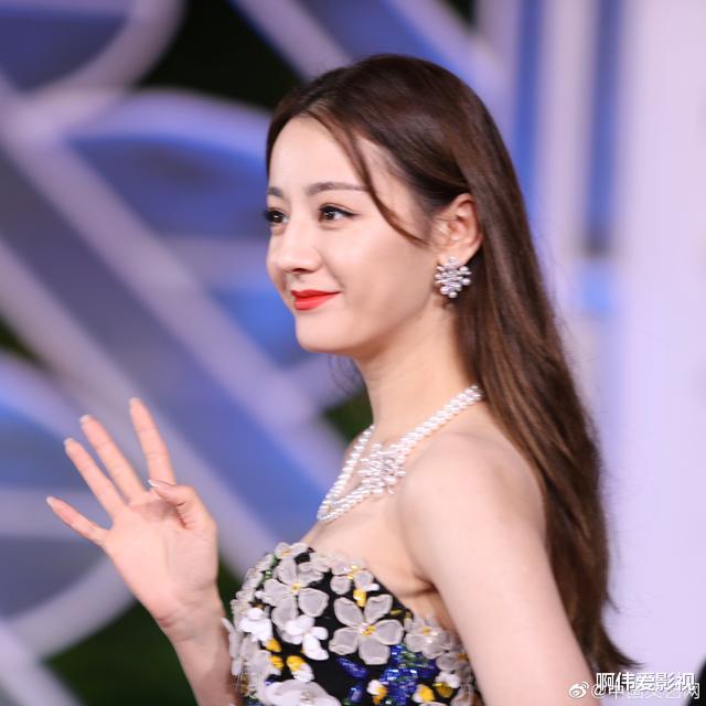 杨幂|金鸡闭幕红毯生图：刘诗诗艳压，杨幂秀出曼妙身材，白百何发福