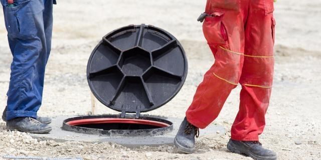 追尾 陕西男子偷井盖，月赚26000元，网友：这个盗贼真“勤奋”啊！