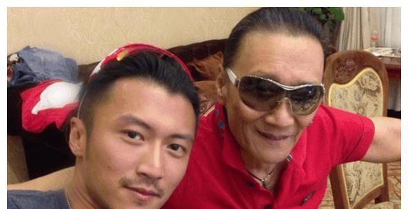 张柏芝|谢贤首次发声公开与张柏芝三子关系，谢霆锋的反应却惹人遐想。