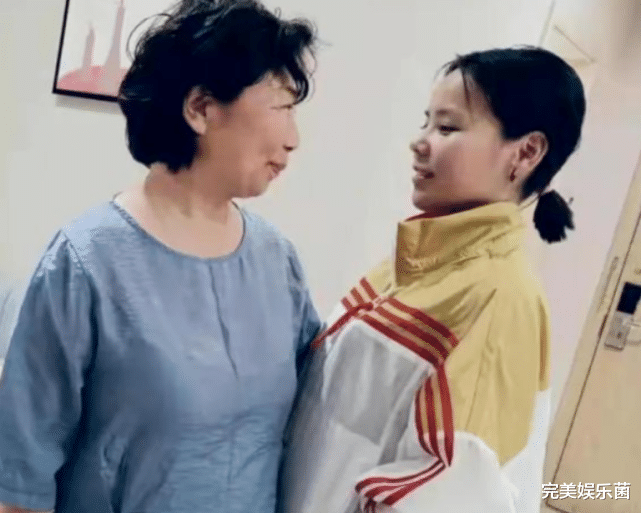 结婚照|熊母晒本人结婚照，女方身材纤细男方帅气，楷楷撞脸熊磊小时候