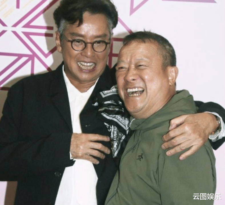 洪金宝|洪金宝拄拐杖现身，被问好友谭咏麟的风波，怒斥网上很多事不能信