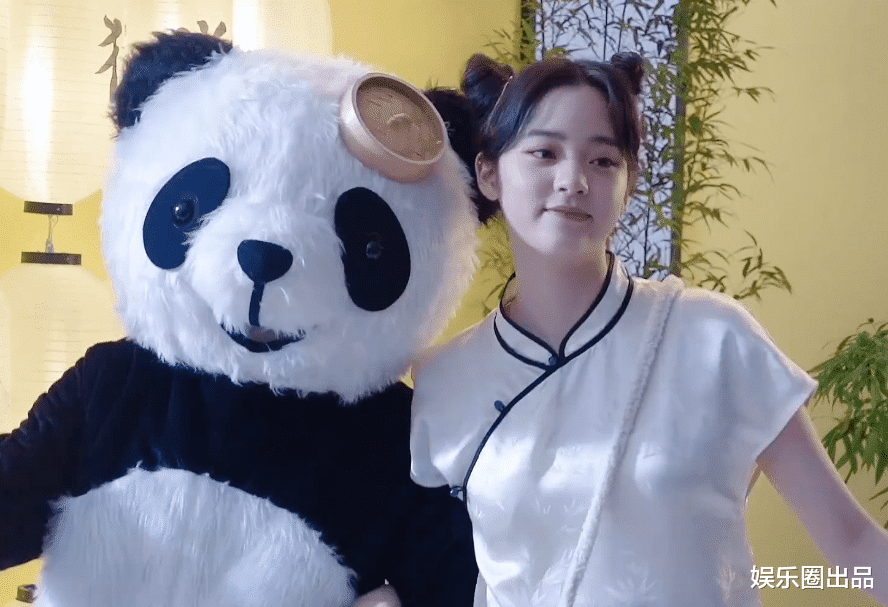 欧阳娜娜|欧阳娜娜晒出工作花絮，穿旗袍凹造型，与熊猫玩偶合拍好温馨