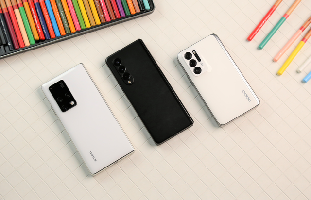 OPPO|无折痕还便携，对比OPPO三星华为折叠屏，原来小屏设计这么吃香