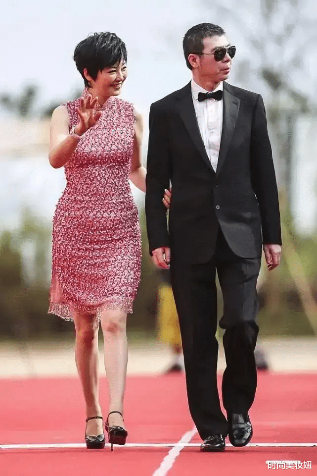 |徐帆这回造型美出圈了，穿V领连衣裙配手推波短发，高贵又显气质