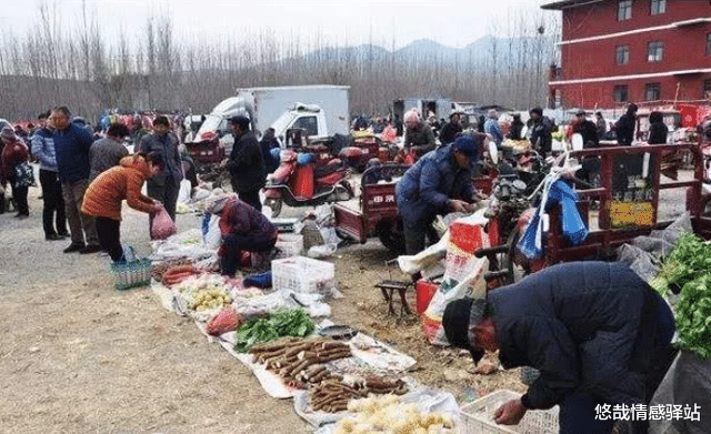 悠哉情感驿站 暖心一幕：善良有爱心的女摊主，给老大爷送卤肉