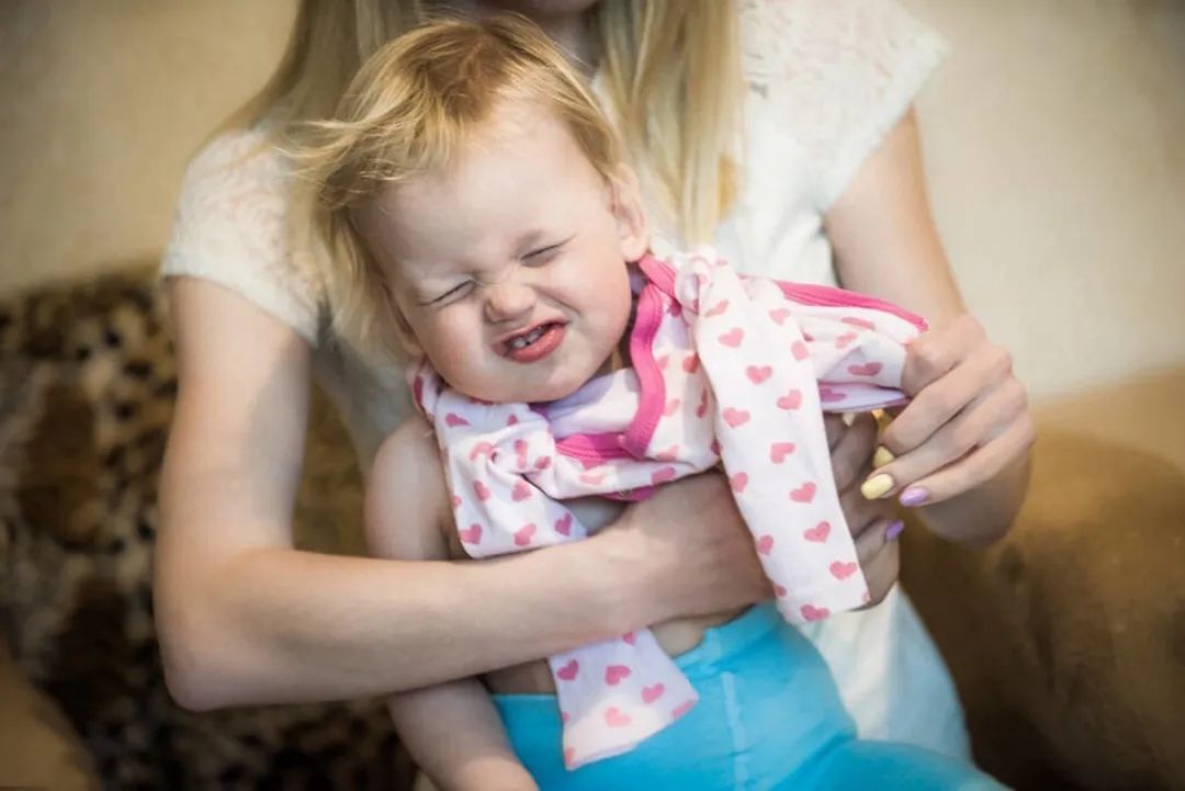 饭饭妈妈育儿|给孩子穿衣多了少了都不好，家长掌握穿衣公式，宝宝舒服过每一天