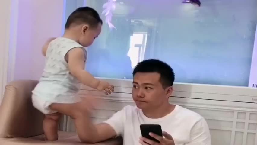 Hi家有小甜椒儿|爸爸们的三个“杀手锏”:蹲坑、崩溃、装病,简直太贴切了