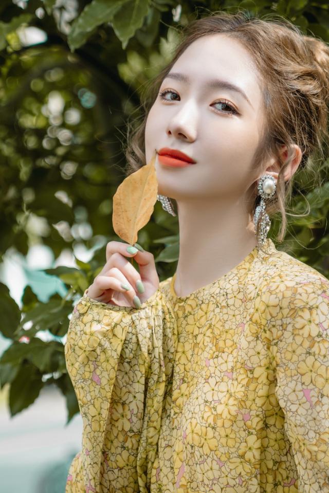 旗袍公馆|孟美岐换风格如整容，穿碎花裙扮邻家女孩，甜美浪漫像换了个人