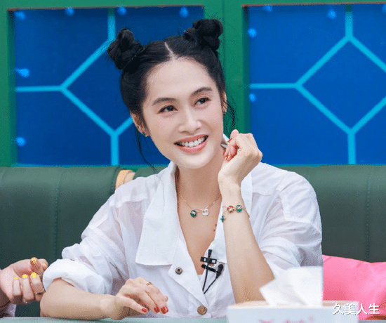 久美人生|朱茵扎双丸子头超减龄 修饰毛孔为颜值加分